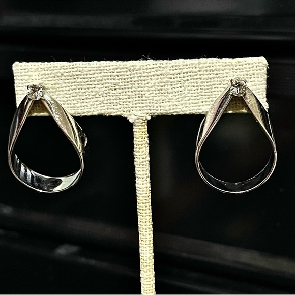 Jewelry - Classy pear shaped earrings